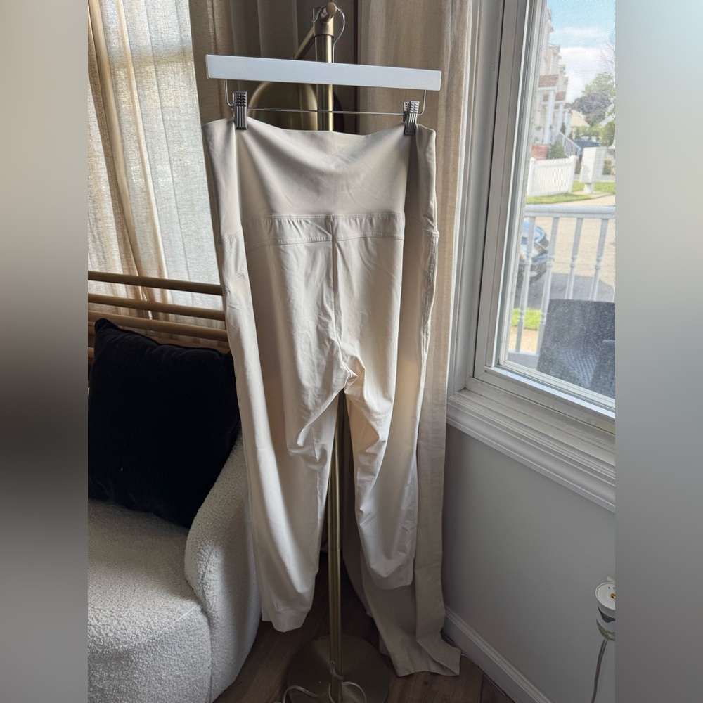 NWOT Active Cream Women's Maternity Pants | Medium - Picture 4 of 5